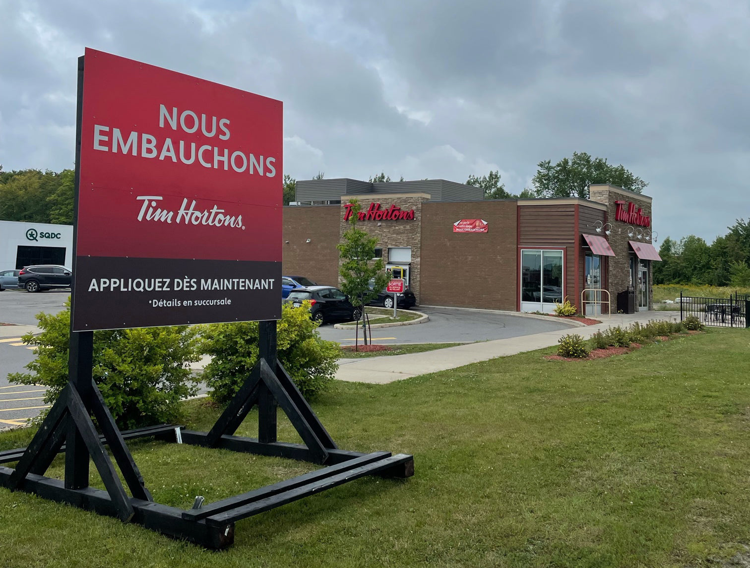 Enseigne avec structure de bois Tim Hortons